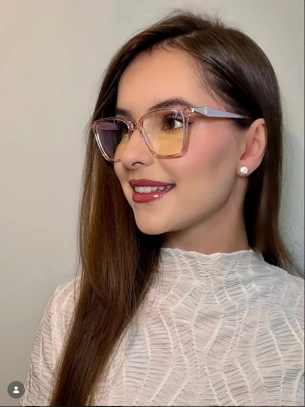 Mulher usando uma armação elegante da Ótica Novo Olhar